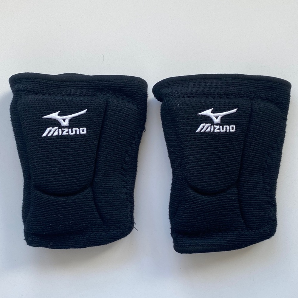 Almost New!  Mizuno LR6 Volleyball Kneepads, Size Medium